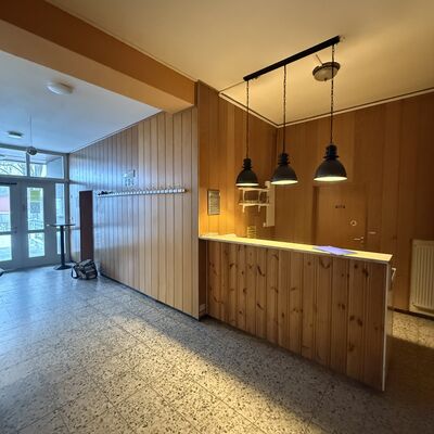 Bild vergr&ouml;&szlig;ern: DGH Altwallmoden - Eingangsbereich mit Theke